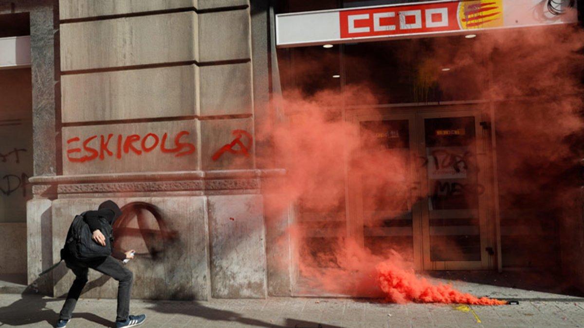Un huelguista hace una pintada en la sede de CCOO en Barcelona