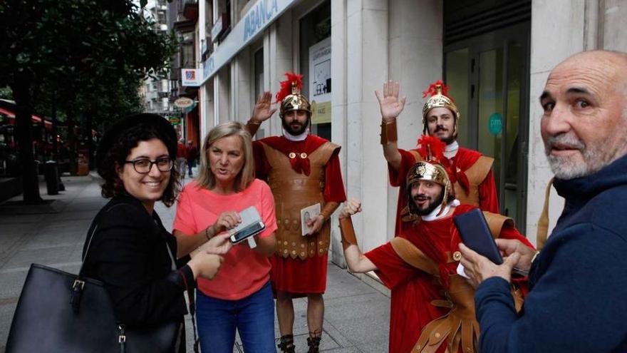 Inicio de la yincana, ayer, para entrar en el sorteo del encuentro con Mary Beard.