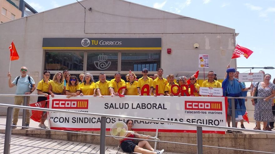Un trabajo de alta temperatura: los empleados de Correos en Alicante salen a la calle