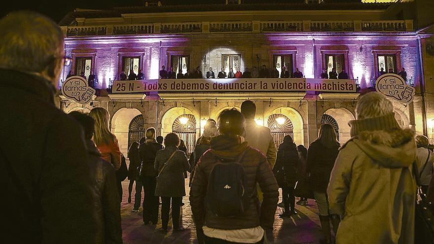 Público asistente a la concentración organizada ayer en el Ayuntamiento de Oviedo.