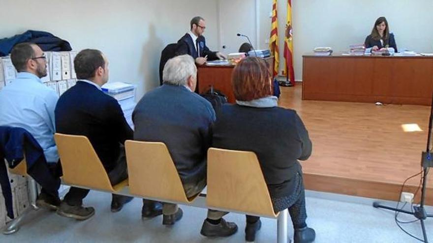 D&#039;esquerra a dreta, el prestador, Joan Solà i els seus pares, en el judici