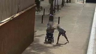 Vídeo | Dos detenidos por robar una cadena de oro a un hombre en silla de ruedas en Cornellà (Barcelona)