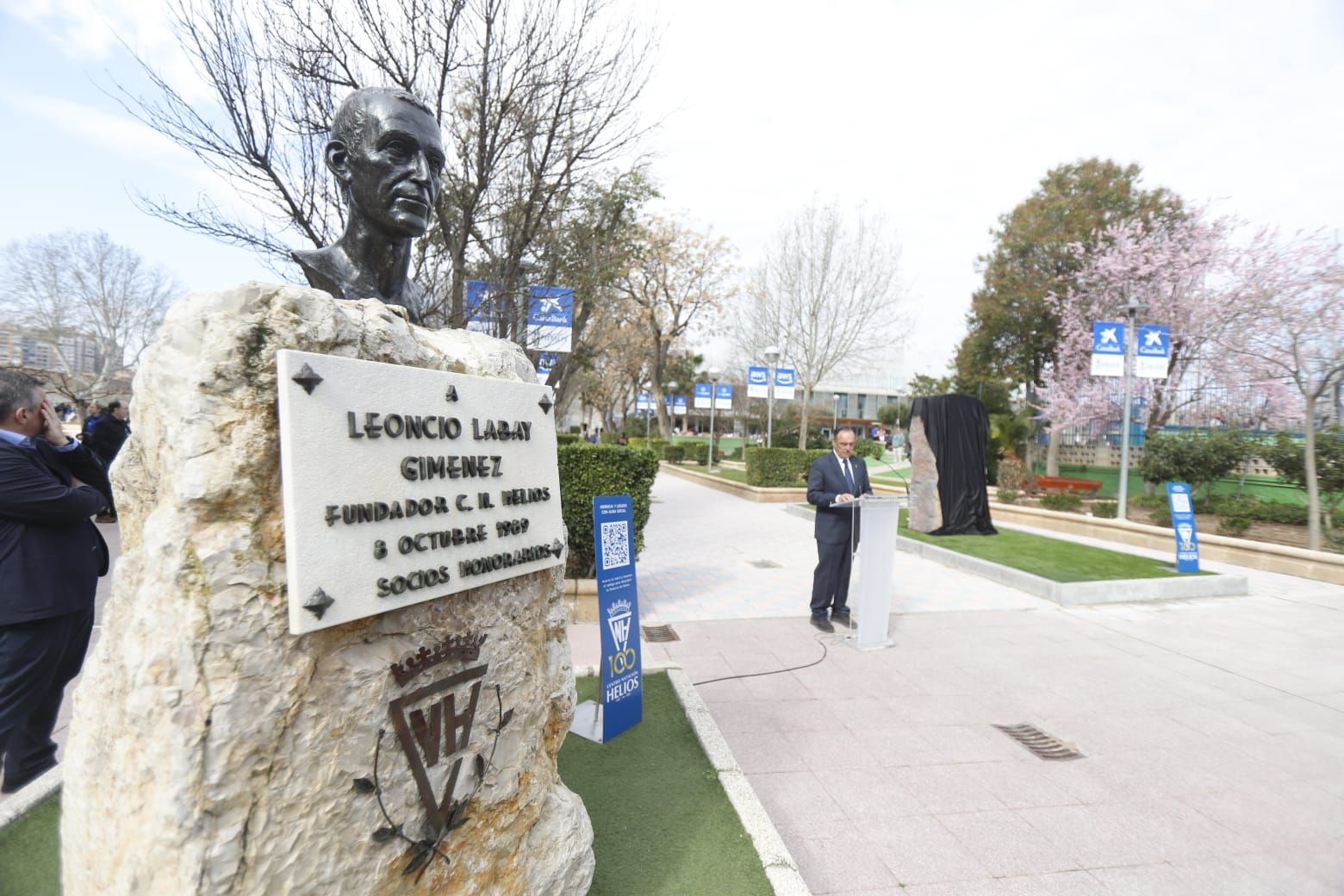 En imágenes | La bandera olímpica ya preside desde las alturas en las instalaciones del CN Helios