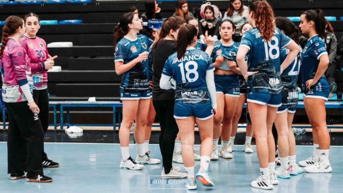 Jugadoras del juvenil femenino en un tiempo muerto. |  // CEDIDA R. FONSECA