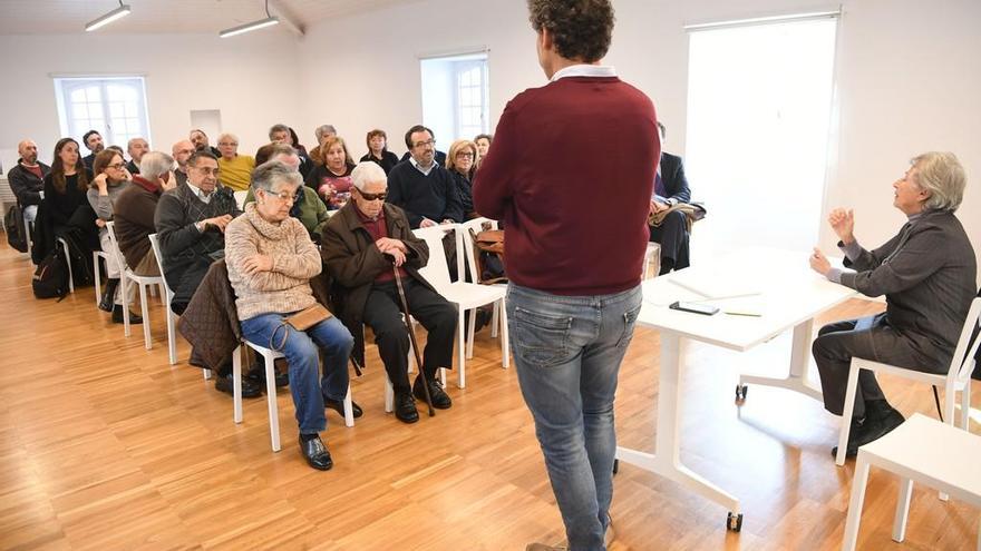 Pedro Roque, ayer, durante sus explicaciones a los vecinos.