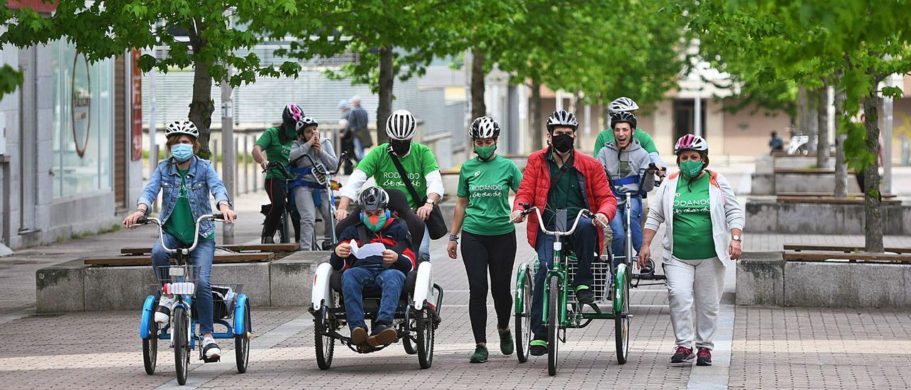 Los participantes en el paseo de esta semana por el centro de Pontevedra con voluntarios y familiares.  // GUSTAVO SANTOS