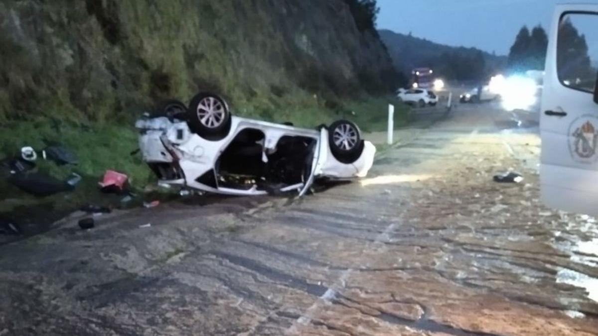 Uno de los coches implicados en el accidente múltiple en Aranga.