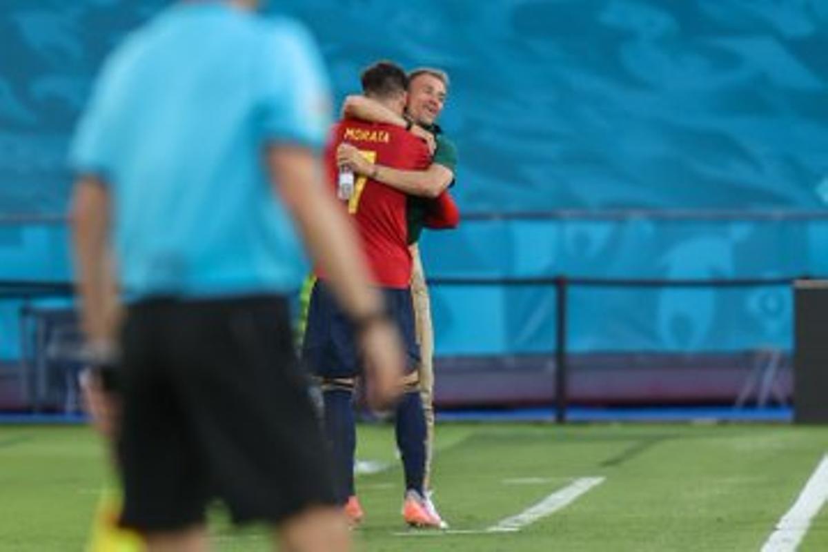 Morata se abraza a Luis Enrique tras marcar el 1-0 a Polonia en La Cartuja.