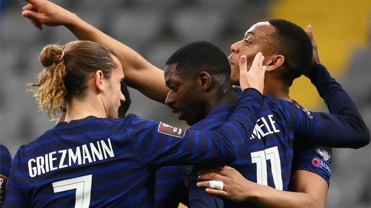 Los jugadores de Francia celebran un gol en Kazajistán.