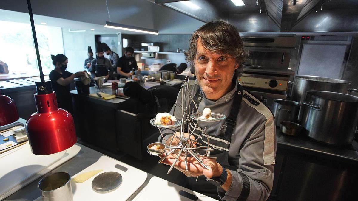 Albert Sastregener a la cuina del restaurant Bo.TiC de Corçà.