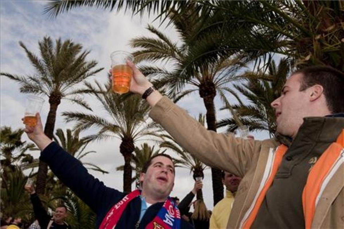 Alguns seguidors de l’equip anglès alcen el got. Encara que la ingesta de cervesa durant l’espera és abundant, fins al moment no s’han registrat incidents.