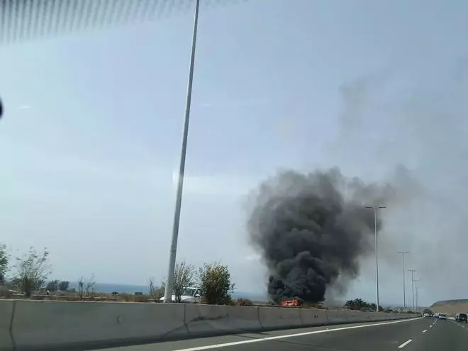 Arde un coche en plena GC-1