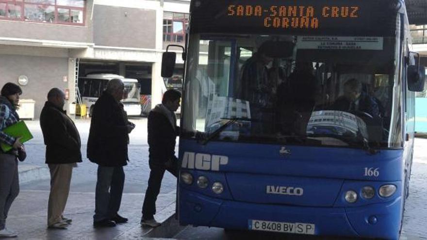 Usuarios del servicio de transporte metropolitano suben, esta semana en la estación coruñesa, a un autobús que hace el recorrido A Coruña-Sada. / eduardo vicente
