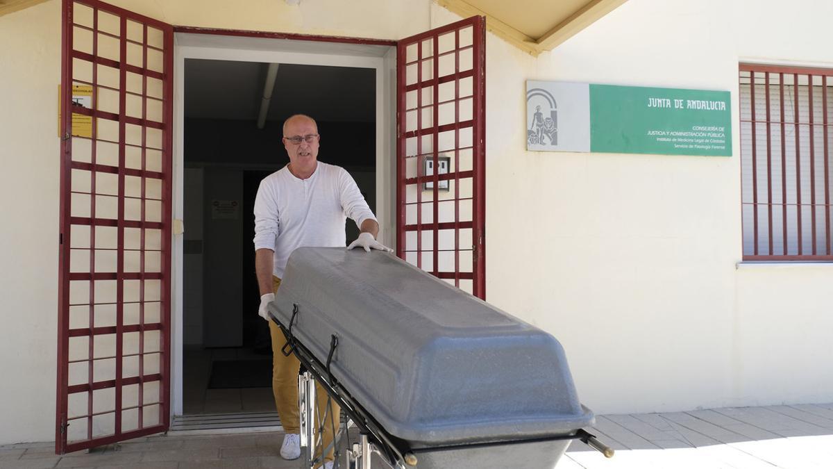 Llegada de los restos mortales de Blesa al Instituto Anatómico Forense de Alcolea.