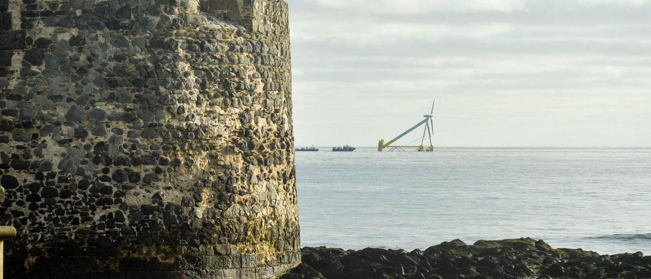 El prototipo, a su paso por el castillo de San Cristóbal durante el traslado que lo llevó a la Plocan. | | JUAN CASTRO