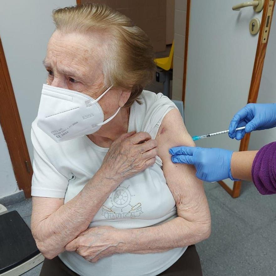 La primera mujer vacunada en el centro de salud del Grau