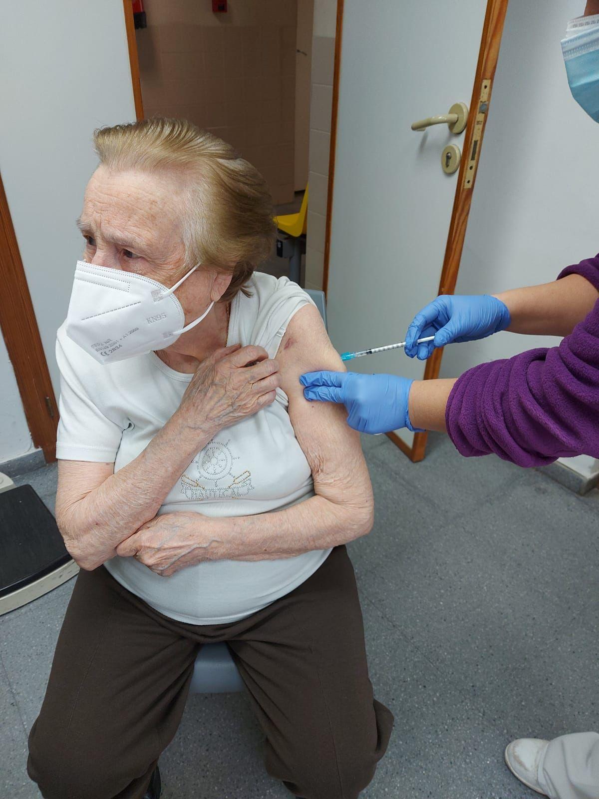 La primera mujer vacunada en el centro de salud del Grau