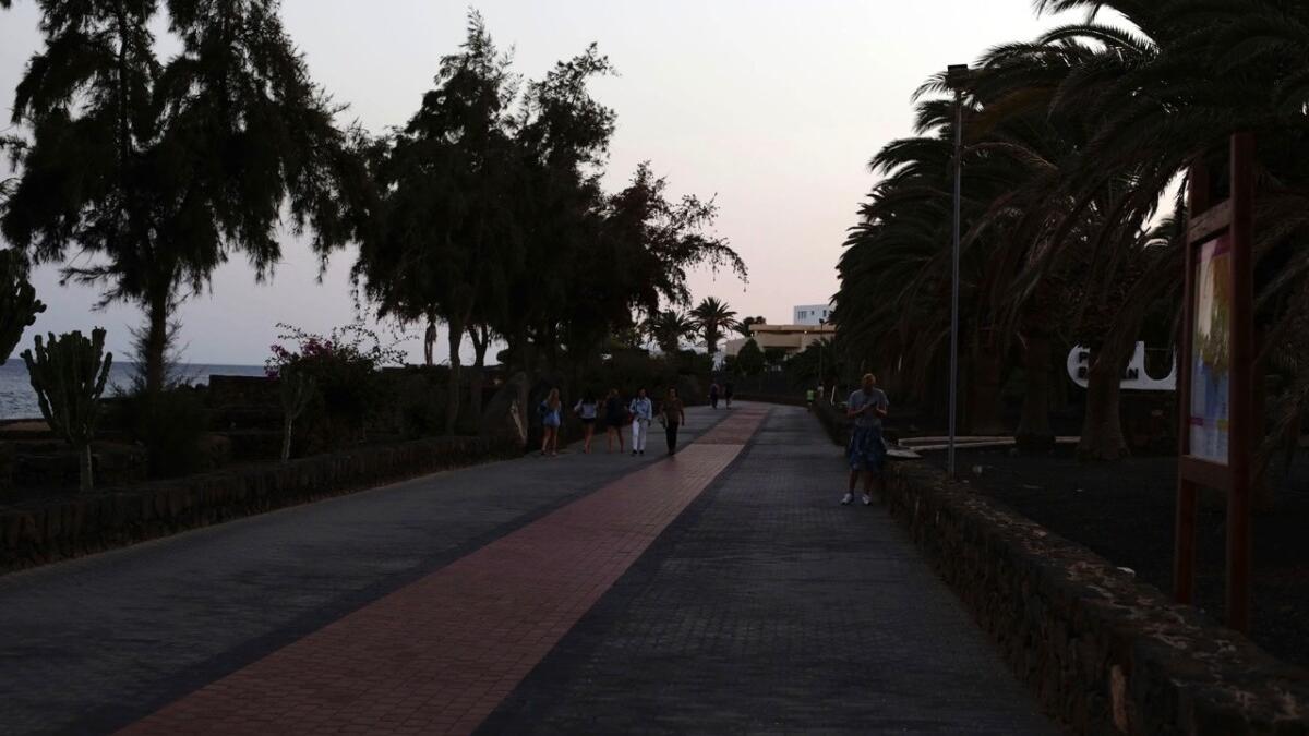 Avenida de los Cocederos de Costa Teguise, sin luz.