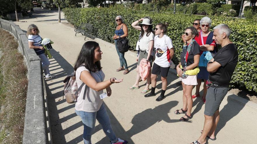 Turistas y vecinos, durante un paseo por Redondela organizado por la Oficina de Turismo. |   // JOSE LORES