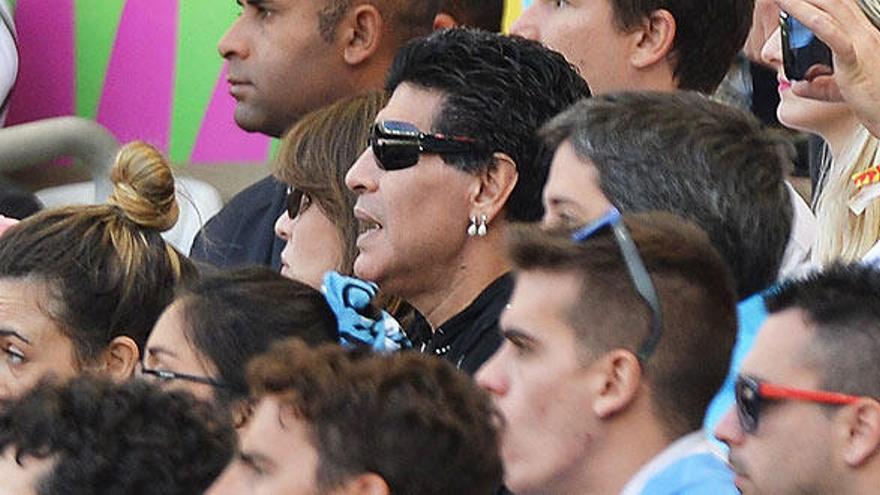 Maradona llama &quot;tarados&quot; a Pelé y Beckenbauer