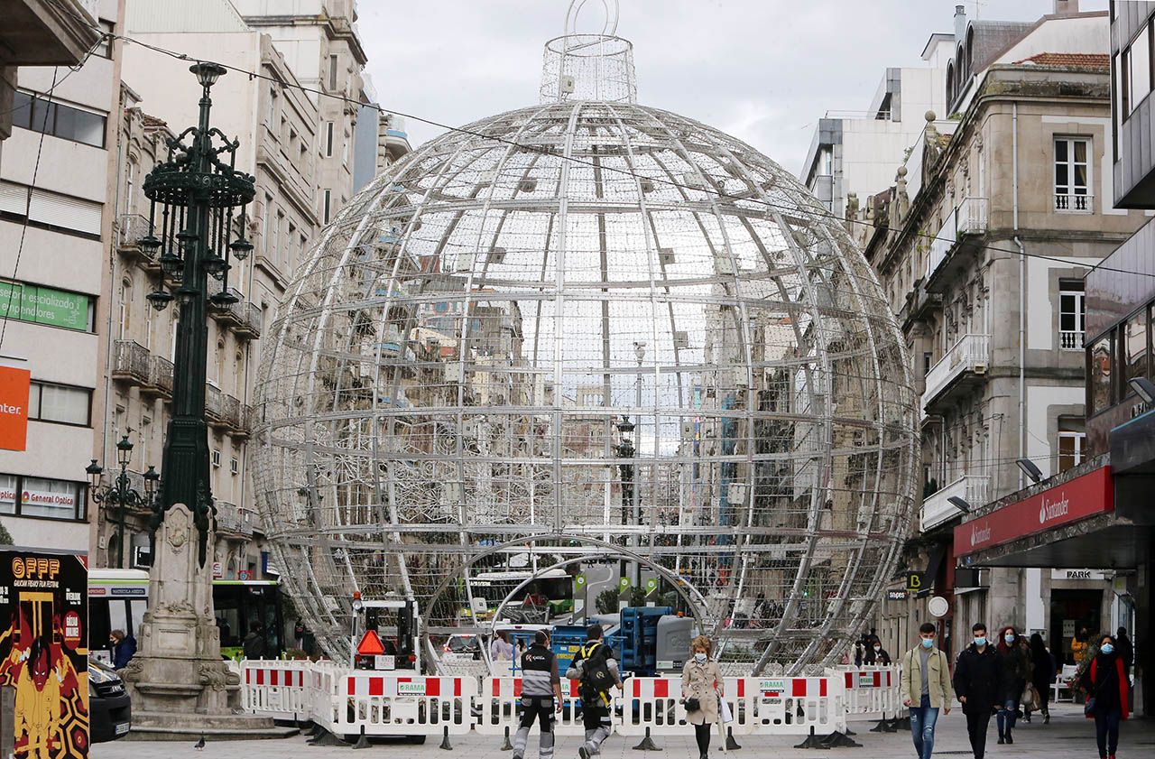 Un momento del montaje de la bola de Navidad de Urzaiz, en Vigo