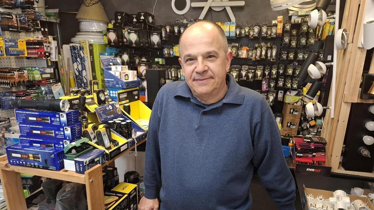 Carles Boix a la seva botiga de la carretera de Santpedor