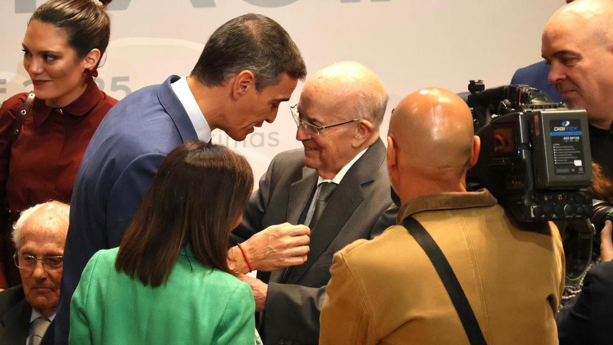 Pedro Sánchez otorgando el reconocimineto al hijo del general.