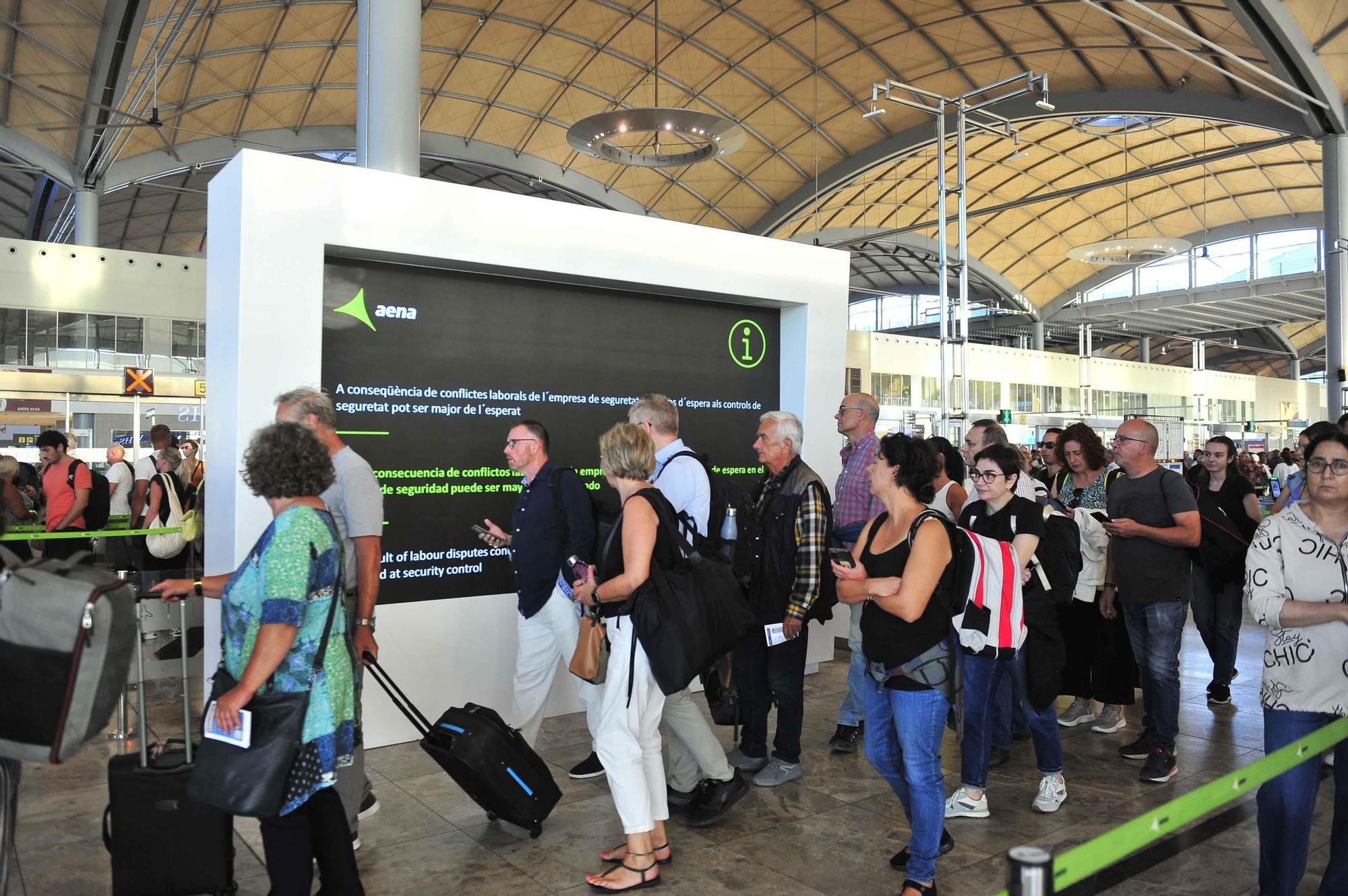 La huelga de los vigilantes de la seguridad del aeropuerto Alicante-Elche colapsa las salidas