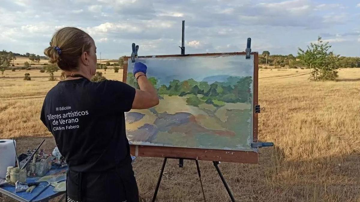 Una mujer pintando en Sejas