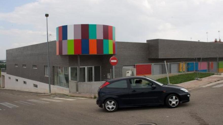 Un vehículo circula por las inmediaciones de la nueva guardería construida en Benavente.