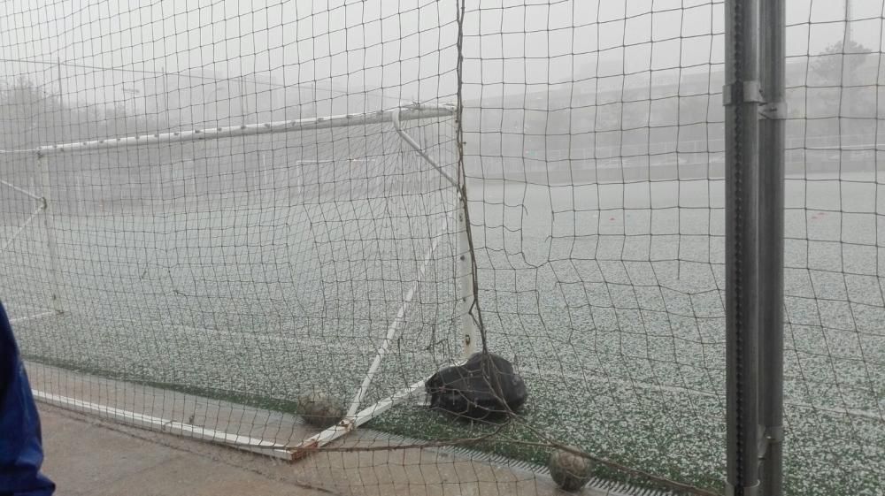 Granizo en un campo de fútbol en Alicante