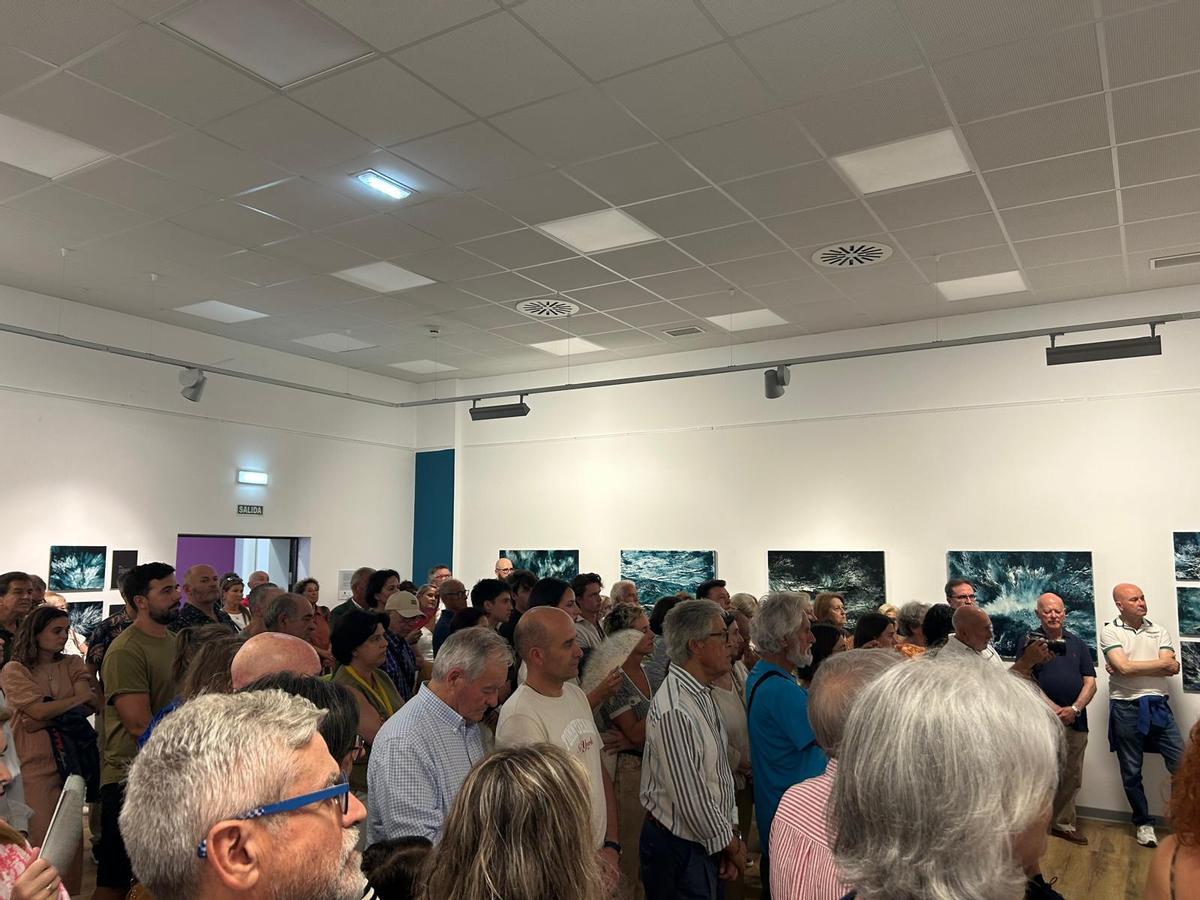 EN IMÁGENES: Inauguración en Villaviciosa de la muestra "La poesía y el mar" de Guillermo Simón