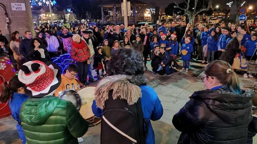 Actividades de Peis D´Hos, ayer en la Praza do Arco de Cangas. // Santos Álvarez