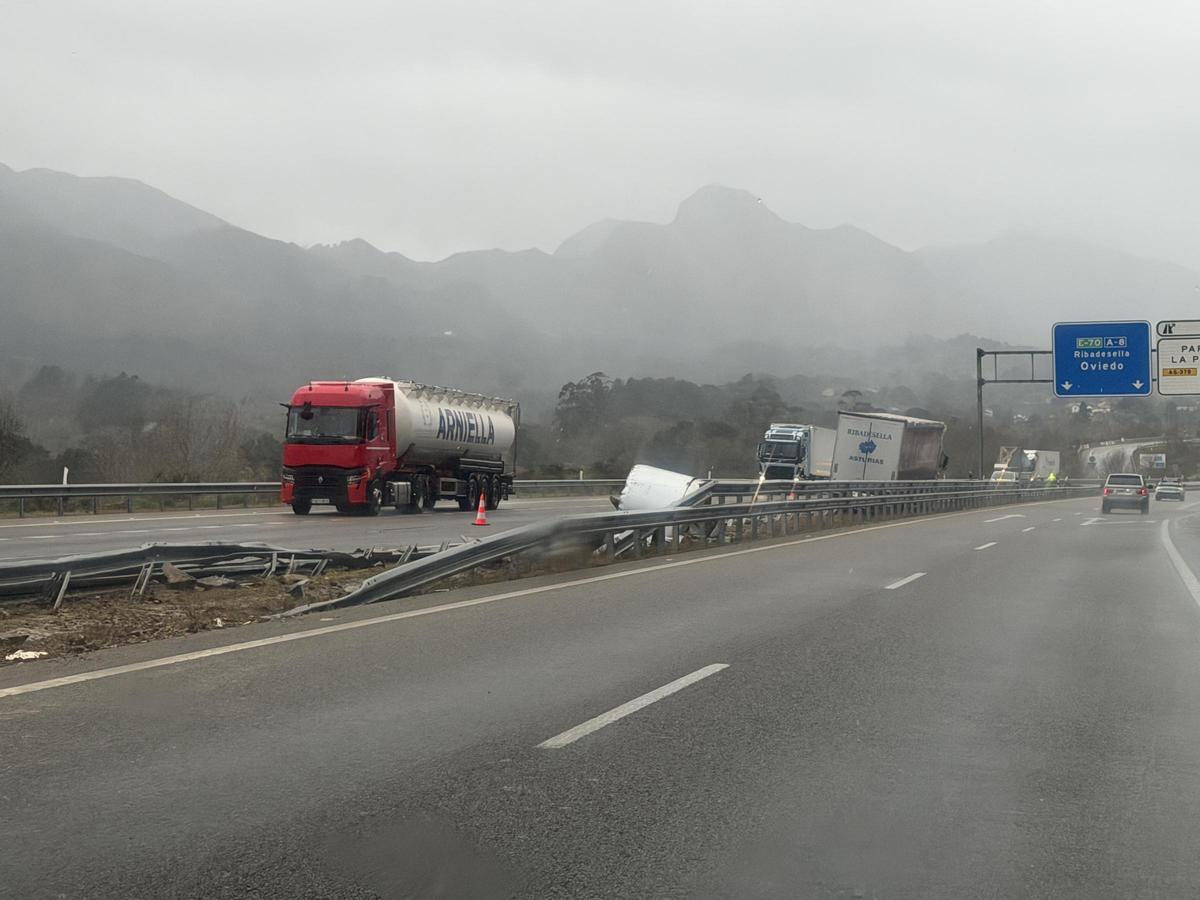 El lugar del accidente, con la bobina metálica ya retirada en la mediana, y el camión más adelante.