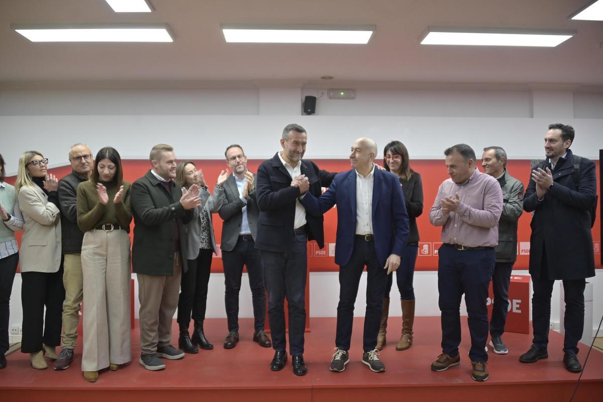 Carlos González arropado por la ejecutiva del PSOE durante la convocatoria a los medios
