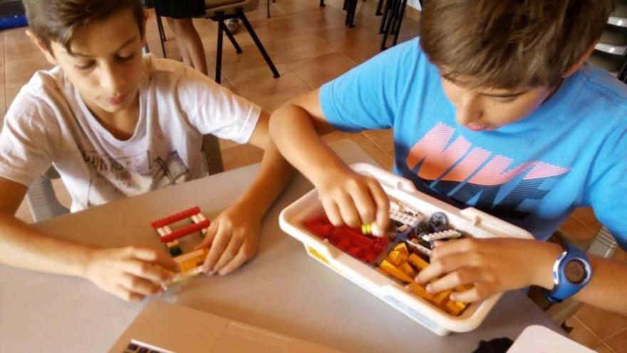 Taller de robótica en la sala polivalente