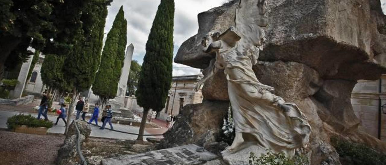 Los singulares monumentos y panteones dotan al cementerio de un elevado nivel artístico.