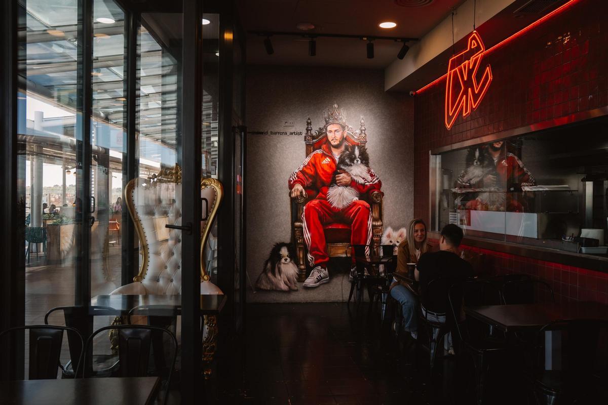 El mural de Omar Montes y el trono, dos de los grandes reclamos del local.