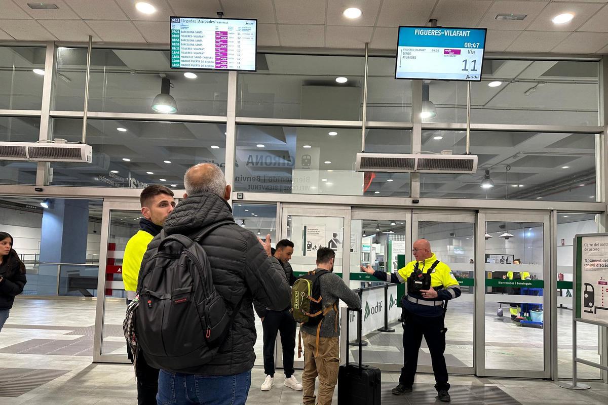 Usuaris preguntant si l'AVE funciona o quan sortirà.