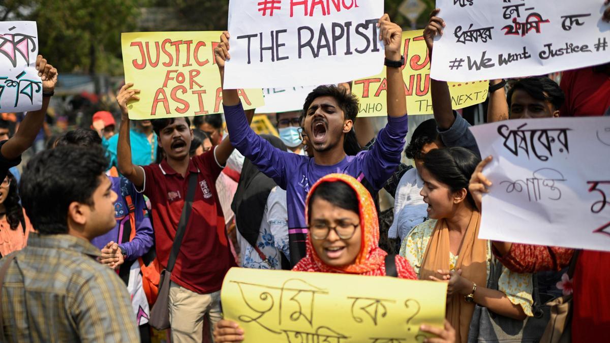 Estudiantes universitarios en una protesta contra la violencia sexual y las violaciones en todo el país, en Daca, Bangladés, el domingo 9 de marzo de 2025.