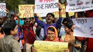Estudiantes universitarios en una protesta contra la violencia sexual y las violaciones en todo el país, en Daca, Bangladés, el domingo 9 de marzo de 2025.