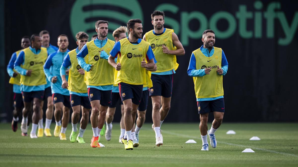 Un momento del entrenamiento del FC Barcelona este jueves en la Ciutat Esportiva Joan Gamper