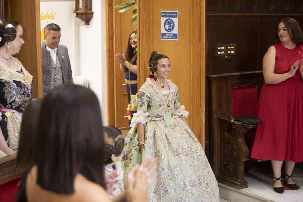 Claudia y Maite son proclamadas las nuevas Falleras Mayores de Sagunt.