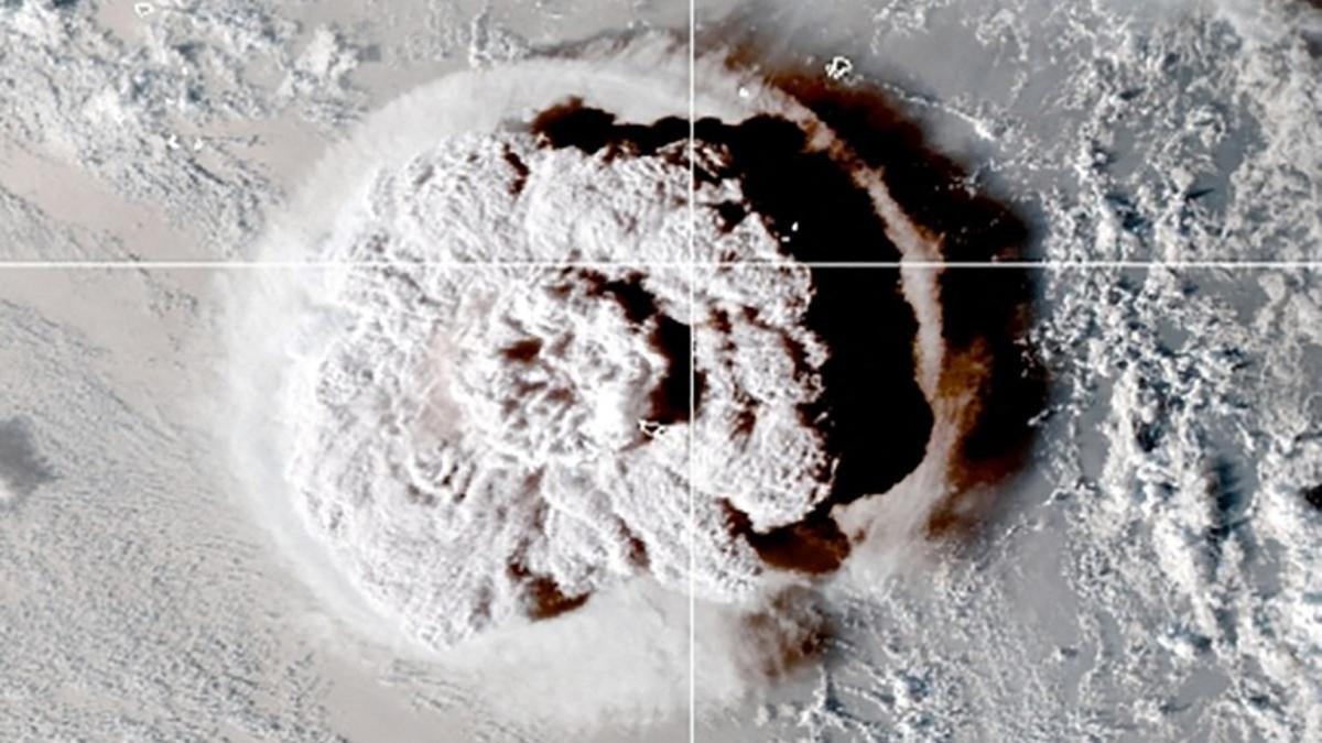 Así se vio desde el espacio la erupción del volcán Tonga