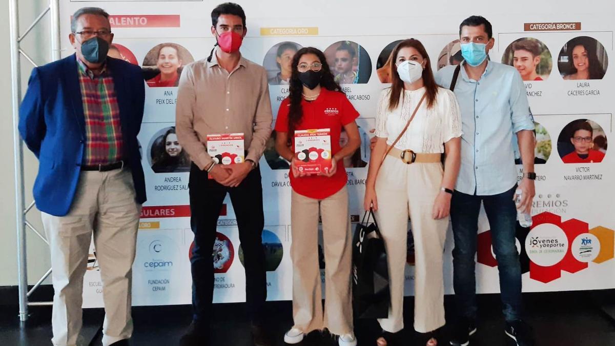 Claudia Ríos, junto a sus padres, al marchador Álvaro Martín y a su entrenador, Juan Méndez