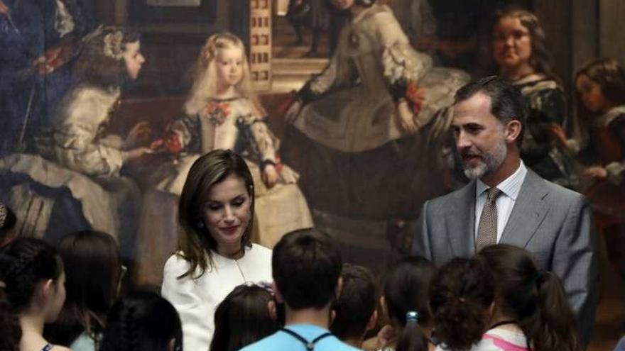 Los Reyes, con los alumnos frente a &quot;Las Meninas&quot;. // Efe