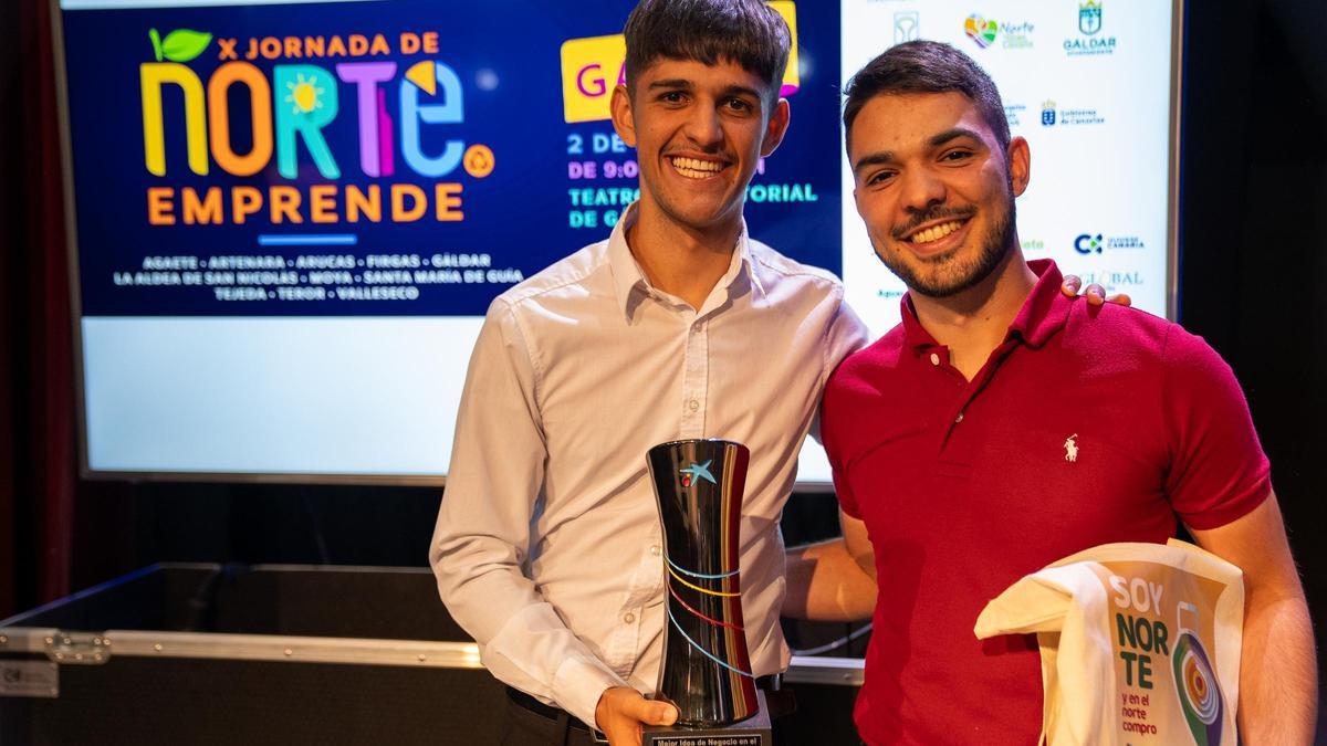 Diego y Tomás Betancor, con el trofeo que acredita su primer premio en Norte Emprende 2024.