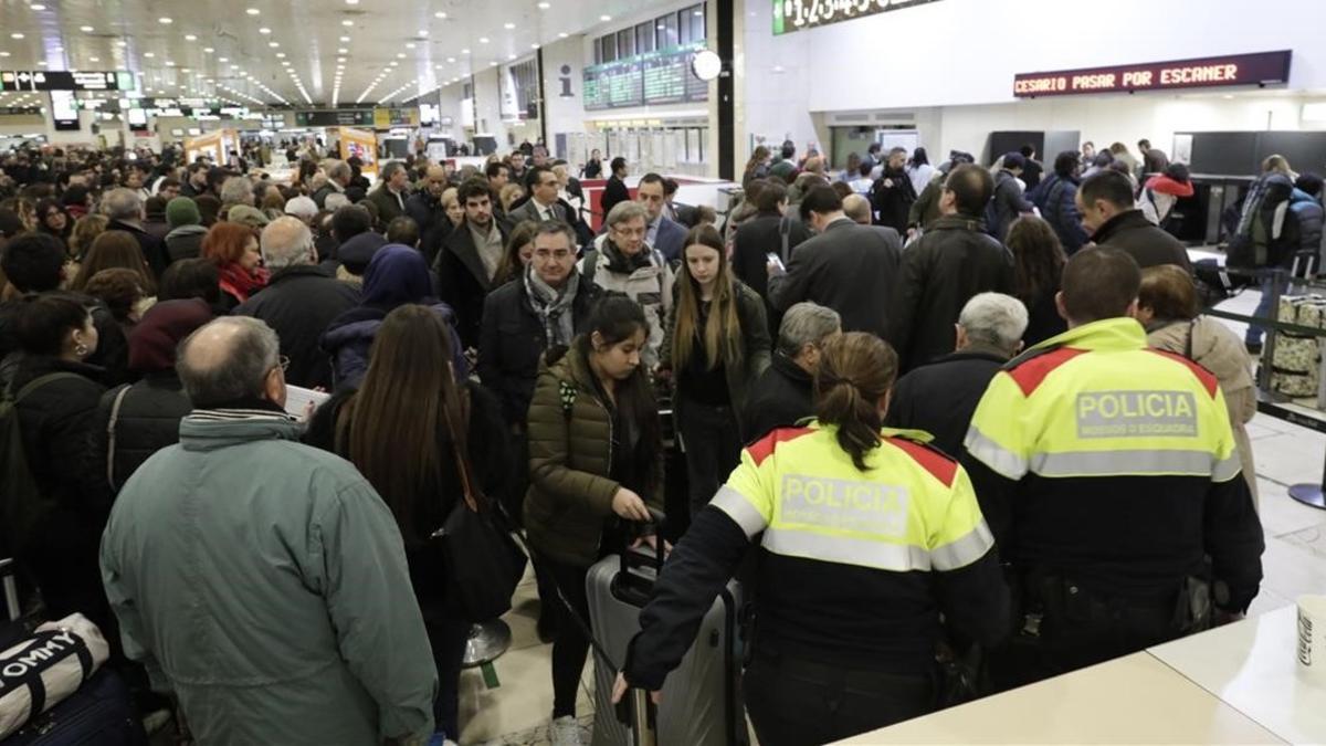 Desalojo de la estación de Sants por el hallazgo de un paquete sospechoso.