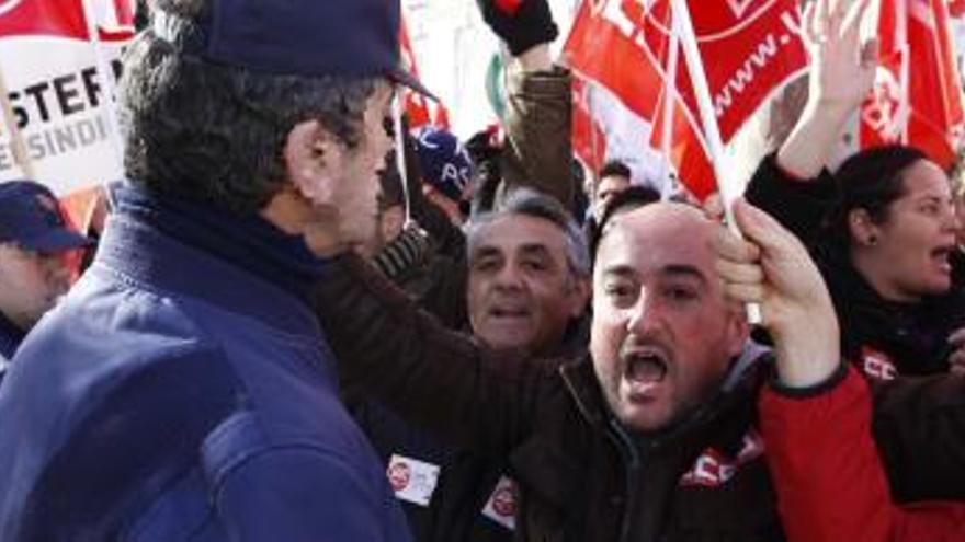 Un momento tenso se vivió en San Esteban cuando los manifestantes se abalanzaron contra los agentes.