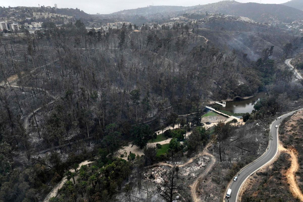 La región de Valparaoso y Viña del Mar, en el centro de Chile, se despertó el sábado con un toque de queda parcial para permitir el movimiento de evacuados y el traslado de equipos de emergencia en medio de una serie de incendios sin precedentes, informaron las autoridades.